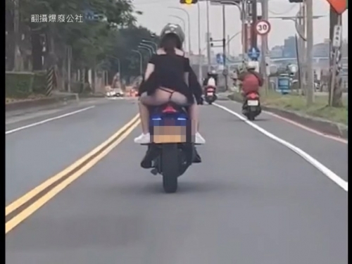 黃牌重機載辣妹露「屁股蛋」　後車high到直喊：夭壽喔！