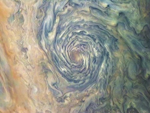 科學家終於解開木星極地氣旋形成之謎