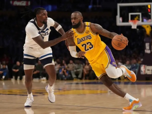 NBA》LeBron望子成龍！見到Bronny在場力氣都來了　上演超暴力扣籃