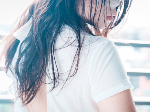 身分藏很深，但卻什麼都露！「蒙眼女神」美乳、蜜翹臀大解放～