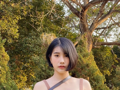 超兇！大奶妹妹乳量快要「撐壞扣子」　襯衫彷彿發出悲鳴啦！