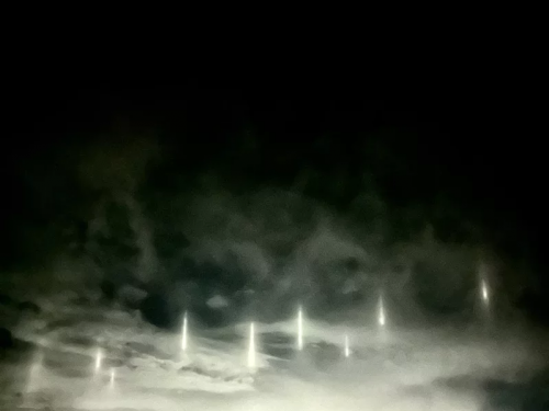 日本夜空驚見9道「神秘光柱」！逾千萬網友瘋看：神仙下凡了？