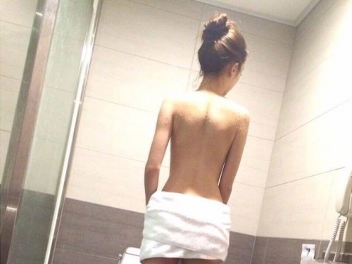 超辣「E奶浴巾妹」習慣只穿一半　修長美腿根本可繞地球一圈！