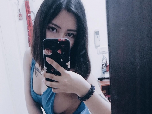 那女孩「親親」好性感！無敵童顏下好可愛　掀衣展現成熟豐滿身材