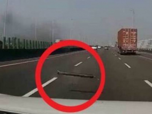 「巨型傳動軸」飛越分隔島砸休旅車　駕駛：人生跑馬燈整串播放