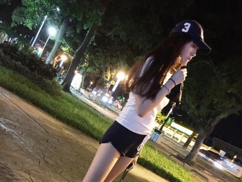 招架不住！ 「白嫩長腿妹」各種偷拍視角讓人好心癢！美腿控無法抗拒的「逆天等級」…