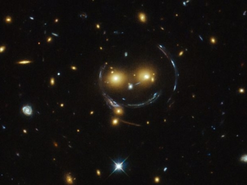 分析愛因斯坦環，發現波狀暗物質行為更像波而非粒子