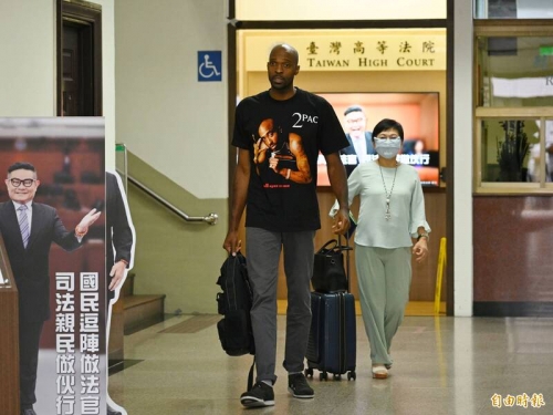 歸化球星戴維斯涉拉傷前妻判拘 高院開庭辯「我想和解，但沒工作、沒錢」
