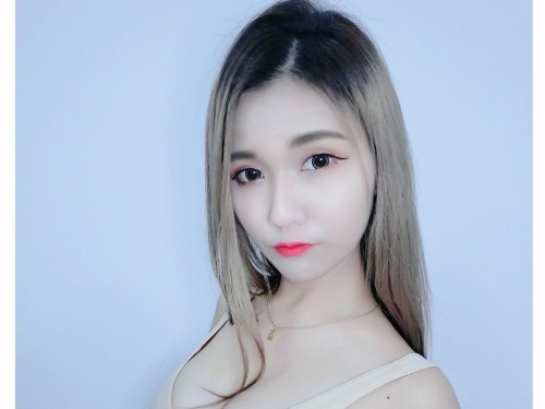 巨乳直播主挺「高聳雙峰」！白嫩雙球份量太飽滿　上衣被撐到緊繃！