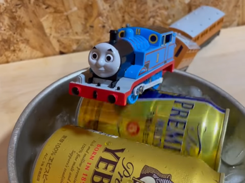 超狂！ 「啤酒+冰塊」被湯瑪士小火車「輾過」 瞬間達冰鎮效果