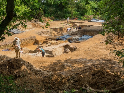 考古大發現！人類「已知用火」提早35萬年 英國遺址有證據