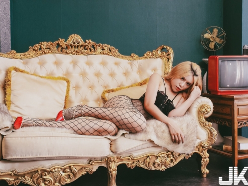 火辣正妹的激情誘惑！飽滿側乳加性感美尻，挑戰你的感官極限！