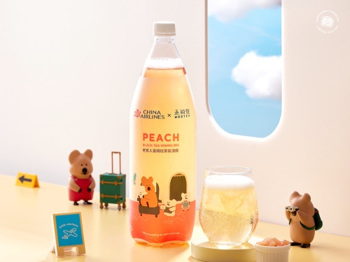 台灣手搖飛上國際！「五桐號 X 華航」推出聯名甜點、茶飲　在機上也能喝到在地口味！