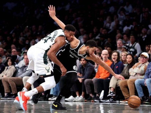 NBA》西蒙斯快攻2打1不投籃亂傳球 主場球評搖頭：該出手了啦