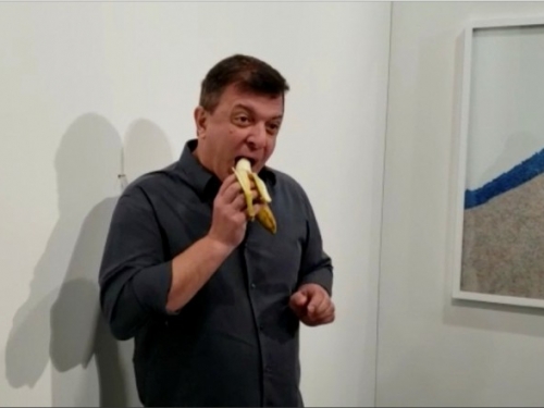 民眾擠爆搶看被吃掉的「天價香蕉」 展場撤展了