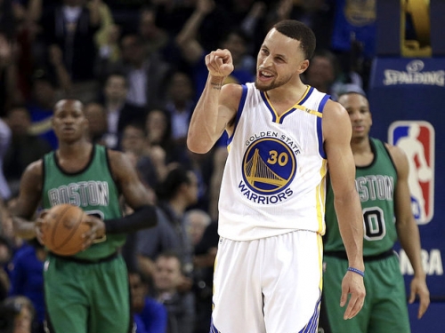 先別管勇士輸球了！你有看過指著別人狂嗆的柯瑞嗎？