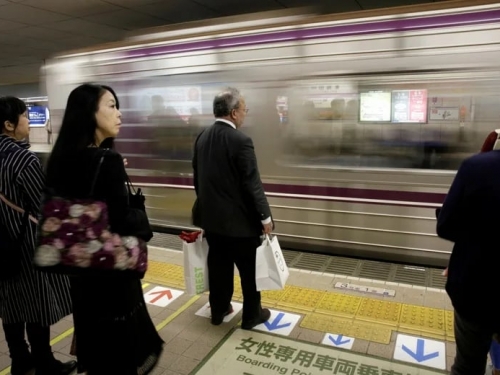 外國網紅電車內大放音樂、月台翻筋斗！日網怒轟「滾回自己國家」
