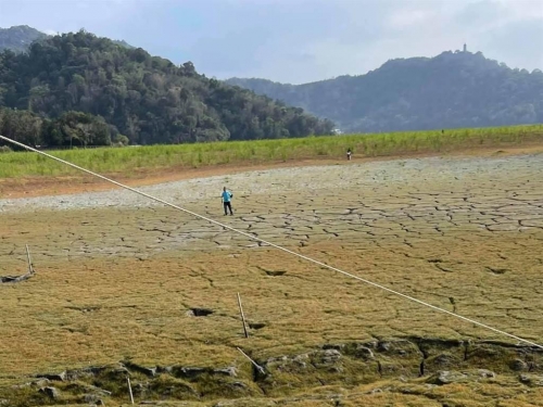 大旱湖底挖到寶 日月潭驚見275年前清乾隆墓碑
