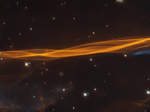望遠鏡捕捉超新星爆炸衝擊波邊緣景象，如一片薄紗