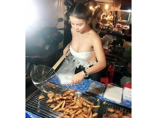 超火辣！巨乳炸香蕉攤正妹老闆娘超「胸」！客人一直掏....