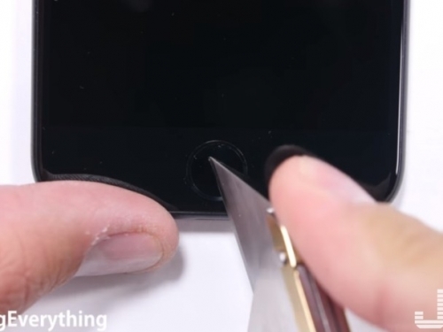 他把iphone 7用不同的尖銳度物品做「耐刮實驗」，結果當那傳說是水晶玻璃做的Home被刮下...