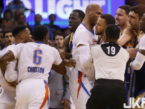 勇雷爆衝突！菜鳥一秒激怒咖哩 回噴壓哨三分吐怨氣