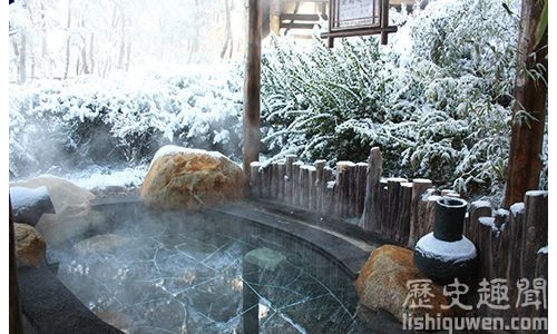 世界上最冷的溫泉:居然會結冰!