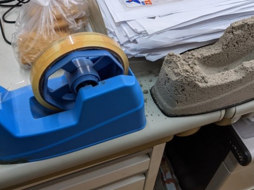 膠帶台裡面竟不是鐵 日本人拆開見內容物傻眼