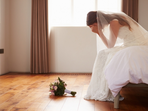 婚禮被放鴿子 2年後前任現身 她赴約嗨喊：自由了