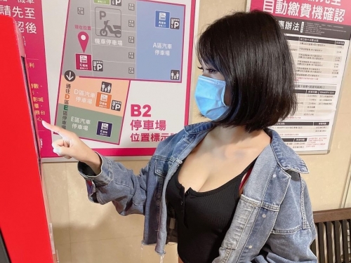 火辣黑絲熱褲正妹「露露咪」停車場繳費！彎腰綁鞋帶畫面有夠超過！