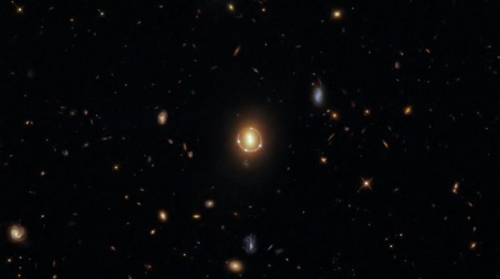 扭曲百億光年外類星體的光，哈伯望遠鏡新拍下漂亮愛因斯坦環