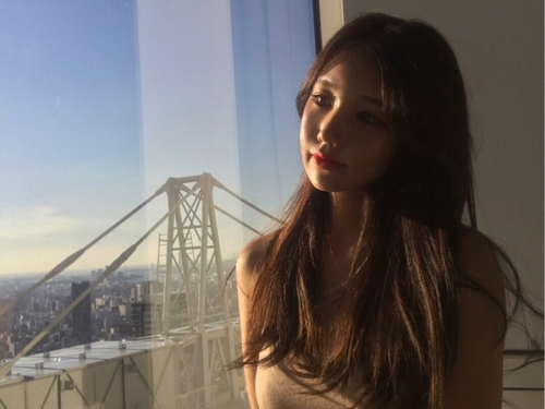 包不住！素人正妹火辣身材自備一對「兇殘巨乳」，深Ｖ到底「濃厚事業線」乍現
