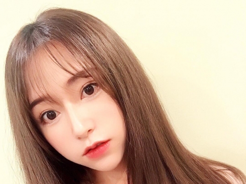 大眼萌妹「海邊曬奶奶」路人搶著看！「神級顏值+逆天身材」畫面好養眼！