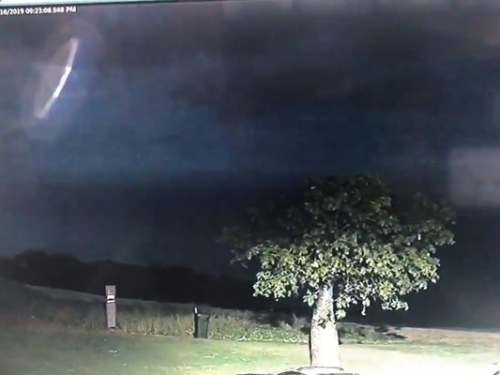 超清晰「立體UFO」現身雷雨黑夜！澳洲警察驚呆：我們不孤單