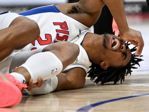 NBA》活塞新星被撞後遭擔架抬出場！隊友當場落淚、魔術後衛超自責