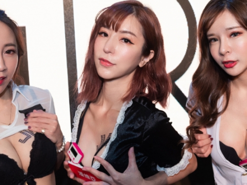 浪潮洶湧抖好抖滿！美奶女神ＰＫ狂力搖乳奮力一搏，老司機見狀加大馬力衝刺到底！