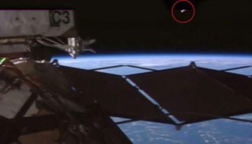 NASA又拍到UFO？　粉色物體在太空站周圍飄盪