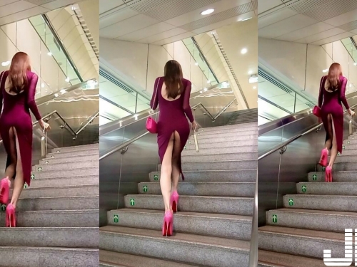 屁股蛋露出！上樓梯驚見前方妹子裙子開超高叉，露出驚人長腿：鼻血都要噴乾了！