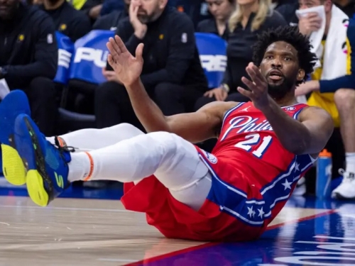 NBA》球星Embiid遇到大麻煩！膝傷比想像中嚴重　76人恐面臨重建