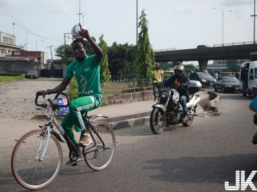 頭頂功夫了得！頂足球騎單車103公里，破世界紀錄