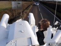 超威！英軍事迷天天開坦克送兒上學　「從來沒遲到過」