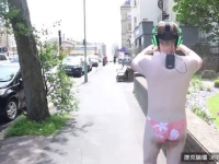 超紅實況主《公開場合體驗虛擬實境》大家都用驚奇的眼神看著他...
