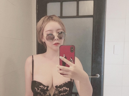 棉花糖姐姐豐滿白皙美乳「大爆青筋」　壓迫感十足的乳量讓人招架不住