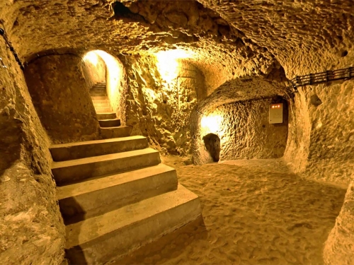 推倒一堵牆，發現一個洞，走進一座3000年前地下城，可住20000人
