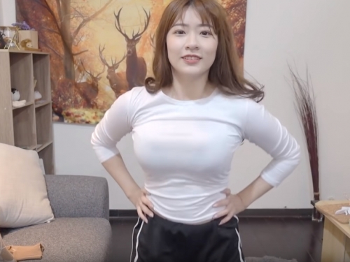 巨乳YouTuber「球球 MiKa」示範隱乳方法　奶球彈跳畫面讓人想不停重播