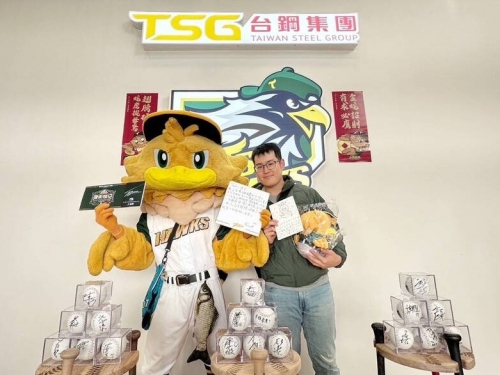 中職》球迷因簽名球全燒光情緒低落 台鋼雄鷹溫馨送暖了！