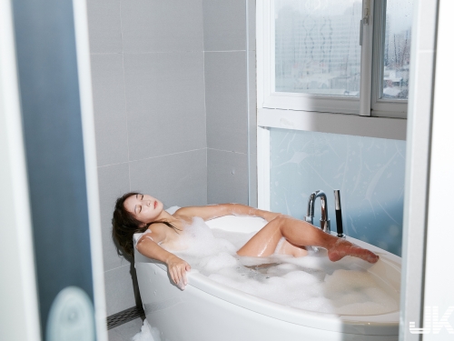 運動系女友「Lynn」在家好養眼！「頂級馬甲線＋蜜桃美尻」泡泡浴裡若隱若現～