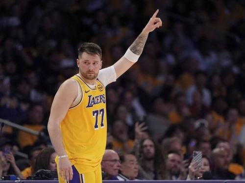 NBA》喊話做自己、賽前介紹備受禮遇 東契奇感謝詹皇：成為最特別的人