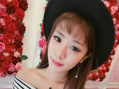 正妹Amanda「拍照超上鏡」，穿平口裝展現「S好曲線」！