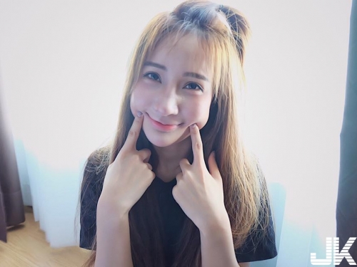充滿正能量的泰國陽光女孩，一個瞇瞇眼微笑就要讓我戀愛，再露出小深溝就直接酥麻....